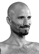 Petros Haffenrichter, halber Kreter und halber Bayer, ist Advanced-Jivamukti-Yogalehrer, lebt, unterrichtet und singt in München, gibt Workshops und Kirtans ... - ph