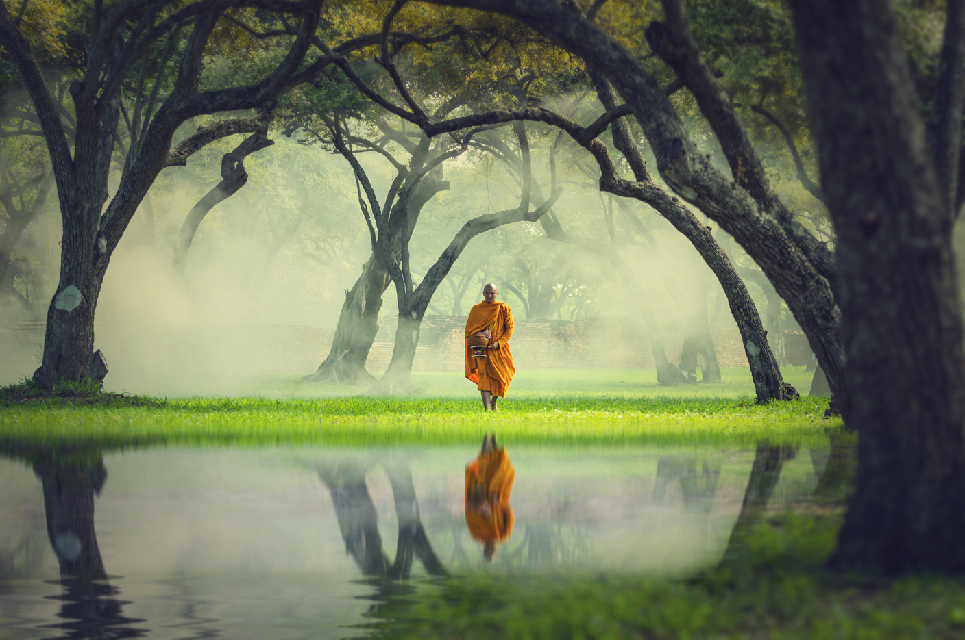 Buddhistischer Mönch in der Natur