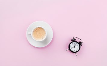 Kaffee und Uhr auf Tisch