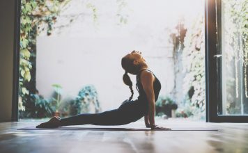Frau übt Yoga