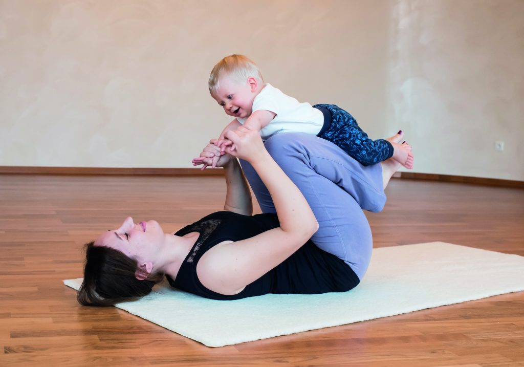 Mutter und Baby Yoga